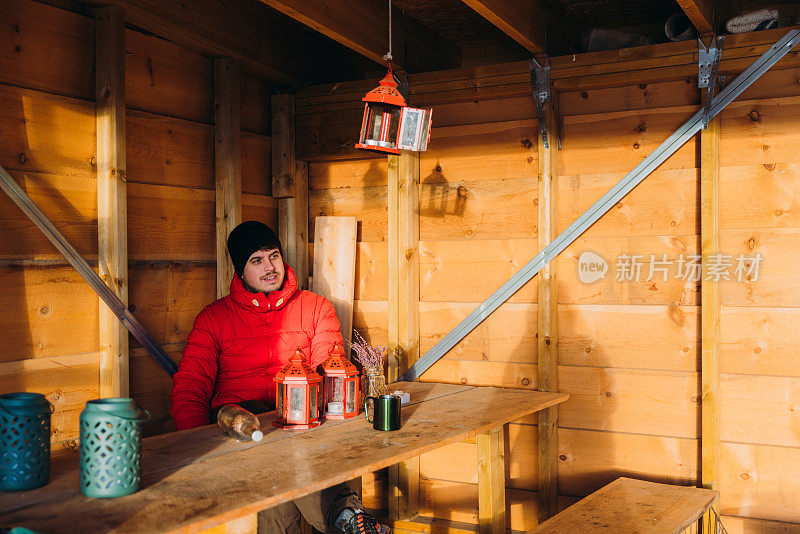 在挪威，快乐的人在山上享受冬天的周末，在避难所喝茶