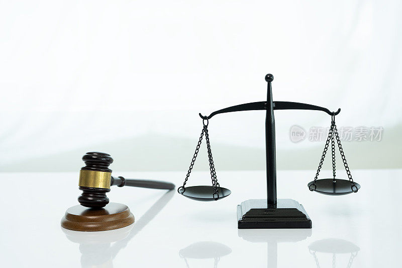 守法的正义天平和法官之锤象征法律和正义它代表平衡和中立。它是法制、道德和公民权利的象征。