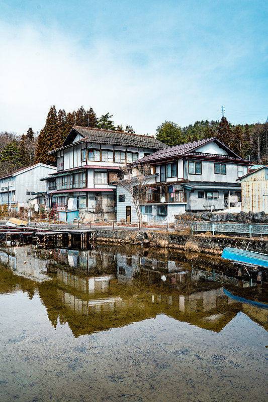 日本长野县大町市木崎湖的冬季景色