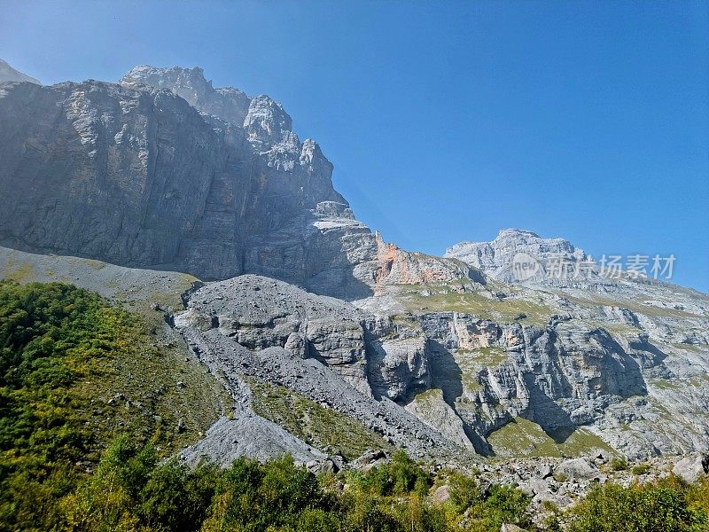 瑞士阿尔卑斯山的山峰