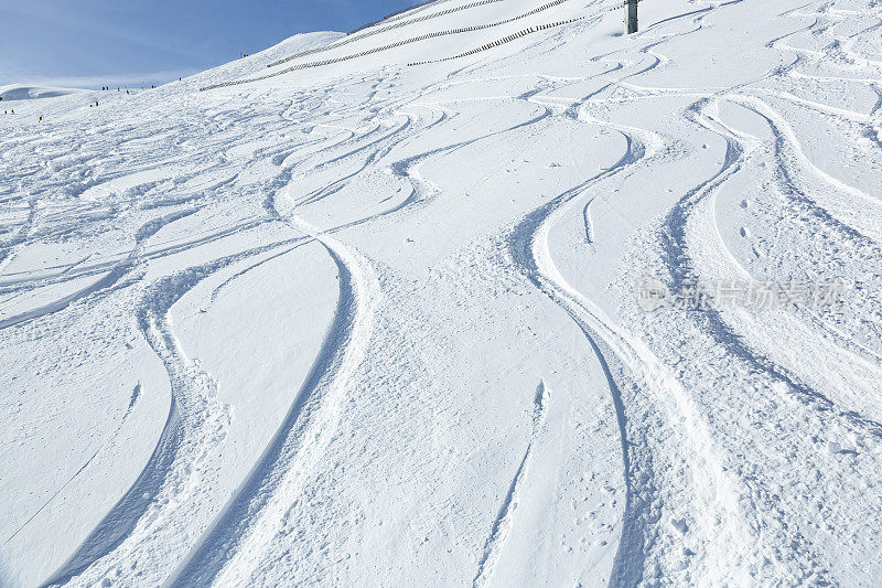 冬季滑雪胜地的粉雪小径