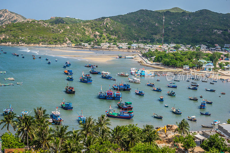 在宁顺的永希潘湾，海滩很清澈，船只在附近