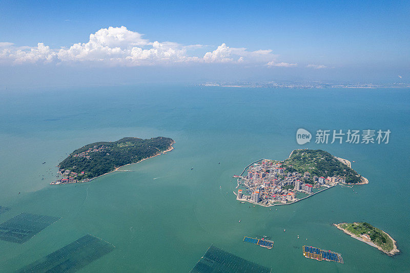 鸟瞰海中的小岛和海上漂浮的水产养殖场