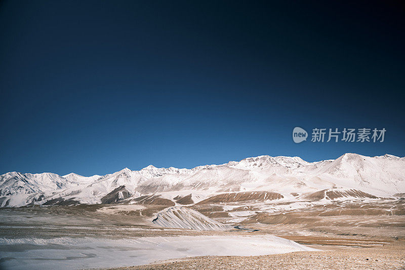 南天山冬季山景