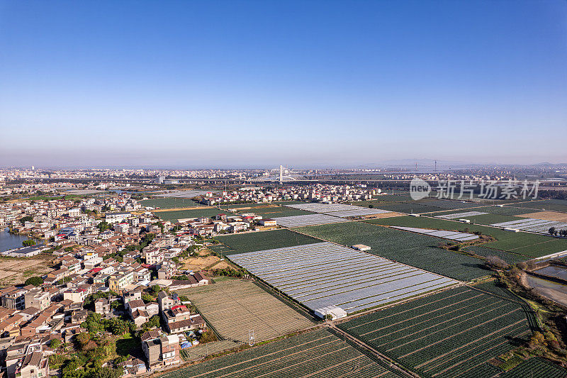 在阳光明媚的日子鸟瞰现代农村和农业用地