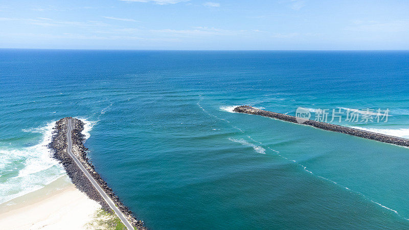 原始海滩防波堤