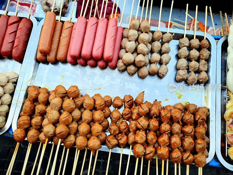 肉丸和香肠串-曼谷街头小吃。