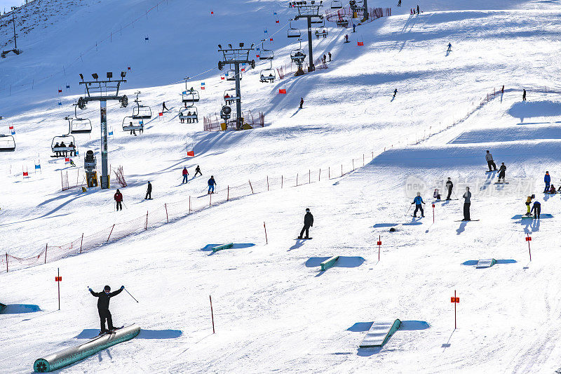 滑雪场，为滑雪者和单板滑雪者提供缆车和造雪机