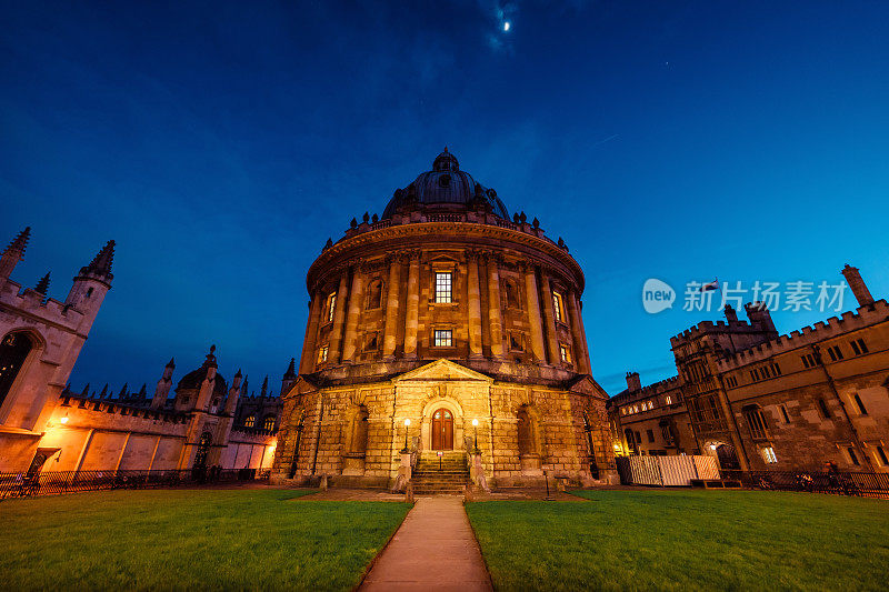 牛津大学的拉德克利夫照相机，在星光灿烂的春夜，英国