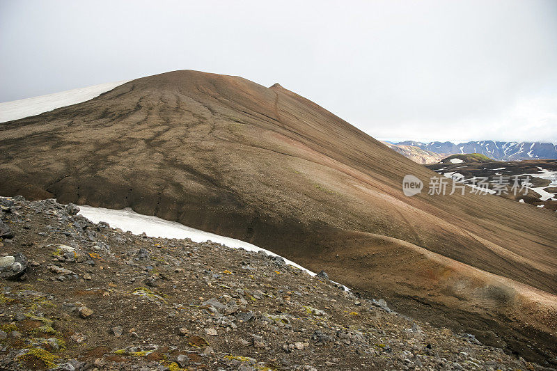 冰岛兰德曼纳劳加尔(Landmannalaugar)周围寒冷起伏的山脉，位于拉格维格(laugevgur)小道的起点，山谷的阴影中隐藏着积雪