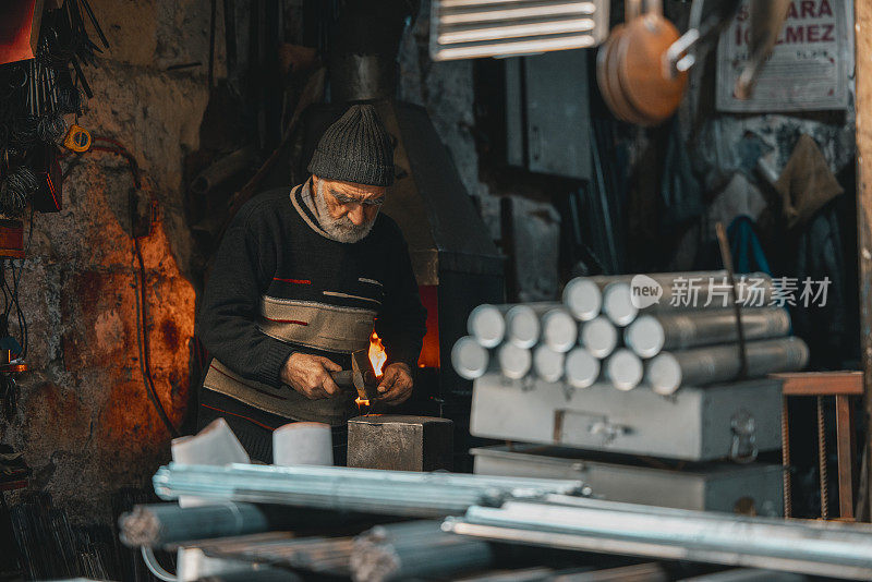 在高温下锻造铁