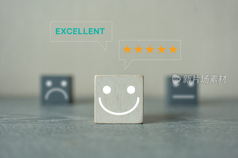 在中立和悲伤的面孔前获得最佳服务评级体验的快乐笑脸图标。