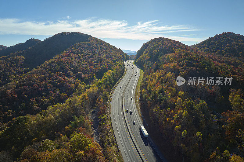 鸟瞰图:金秋时节，北卡罗莱纳州I-40高速公路穿过阿巴拉契亚山脉，通往阿什维尔，沿途有卡车和汽车在移动。州际运输概念
