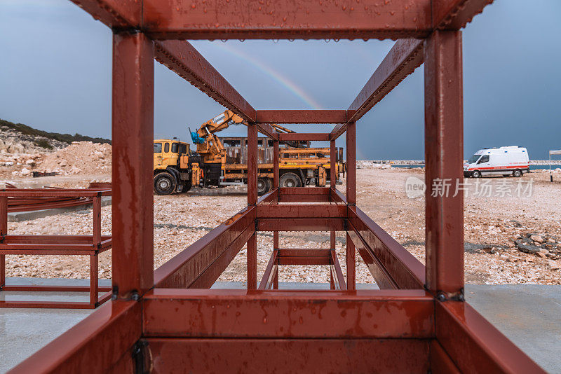 在施工现场建造船坞时使用的金属型材管