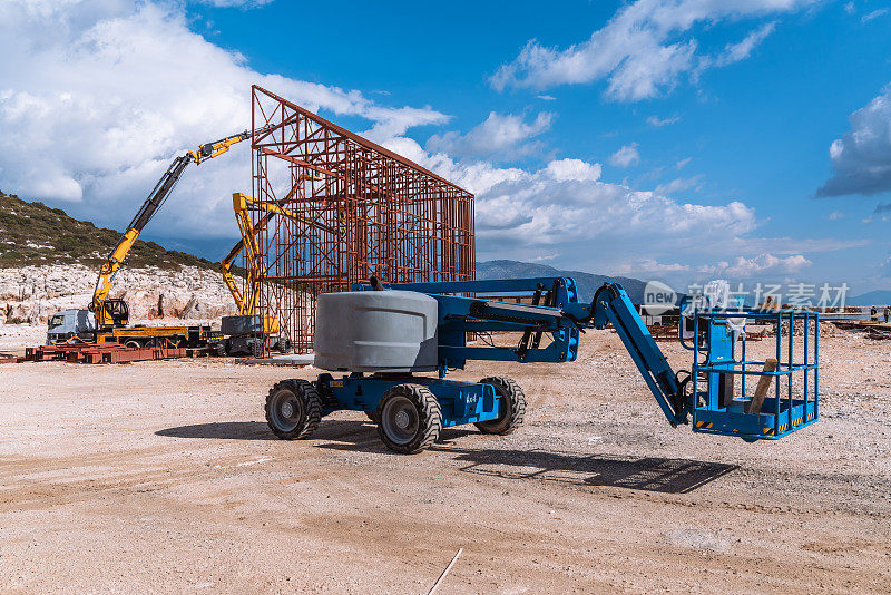 工业建筑工地起重起重机牵引车。建筑工业用重型机械