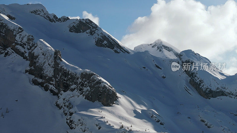 新鲜的粉雪覆盖了山峰