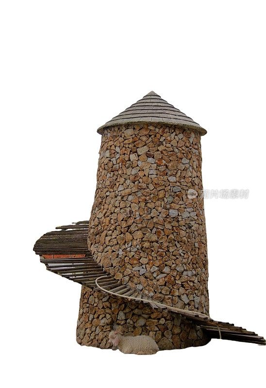 一张用石头和喂鸟器做成的鸟屋的照片。