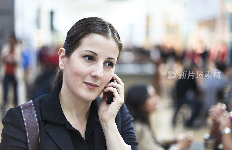 一个年轻女人在打电话