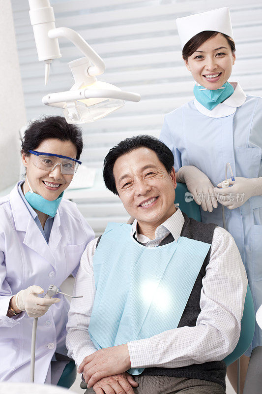 医生和病人在牙科诊所