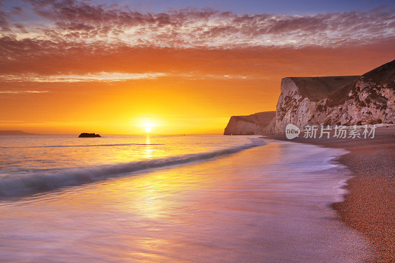 英格兰南部杜德尔门海滩的悬崖，日落时分