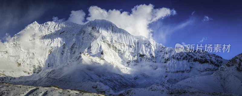 雪山荒野喜马拉雅峰全景，引人注目的锯齿状冰川尼泊尔