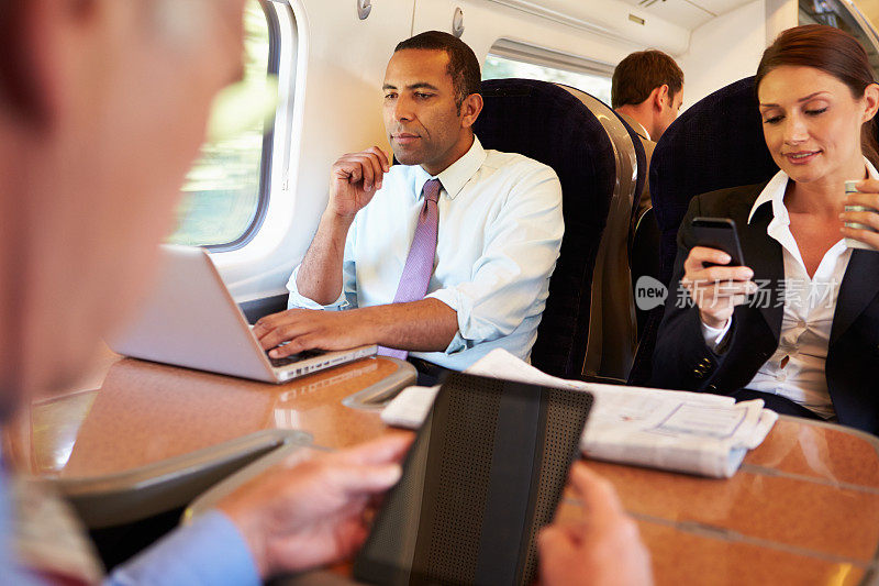 商务人士在火车上使用数字设备