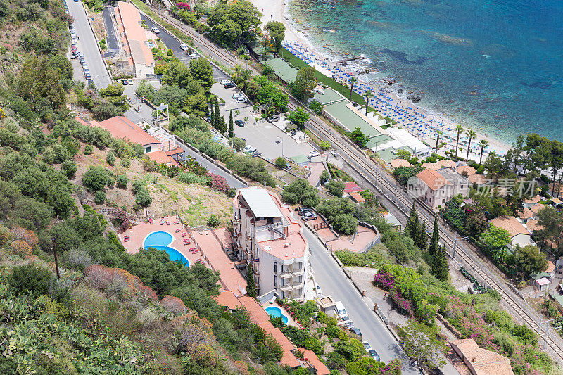 鸟瞰陶尔米纳西西里海岸的酒店和海滩