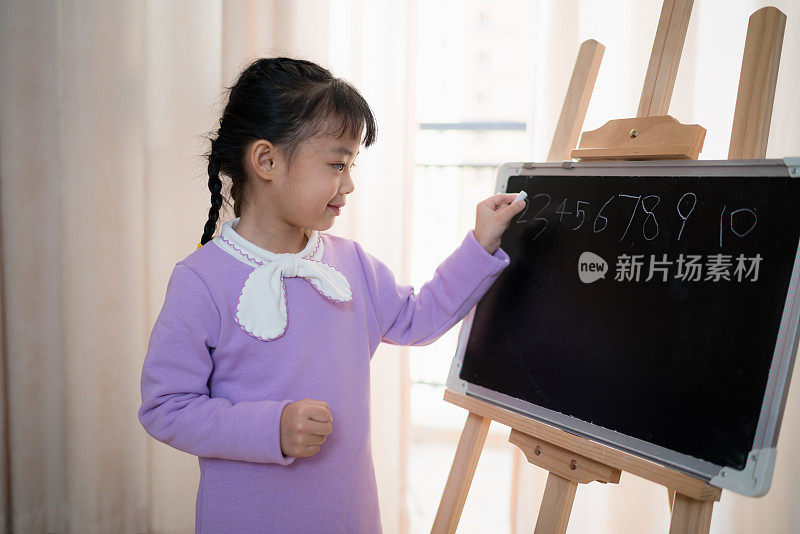 中国小女孩学习写字