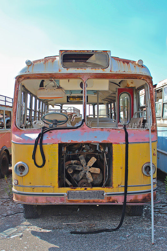 生锈的，坏了的旧巴士。