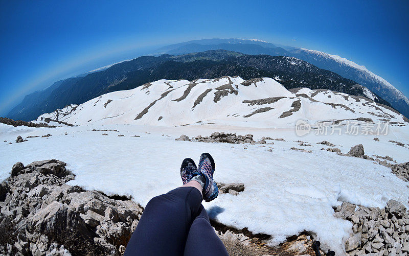 坐在土耳其山顶上的旅行者的双腿