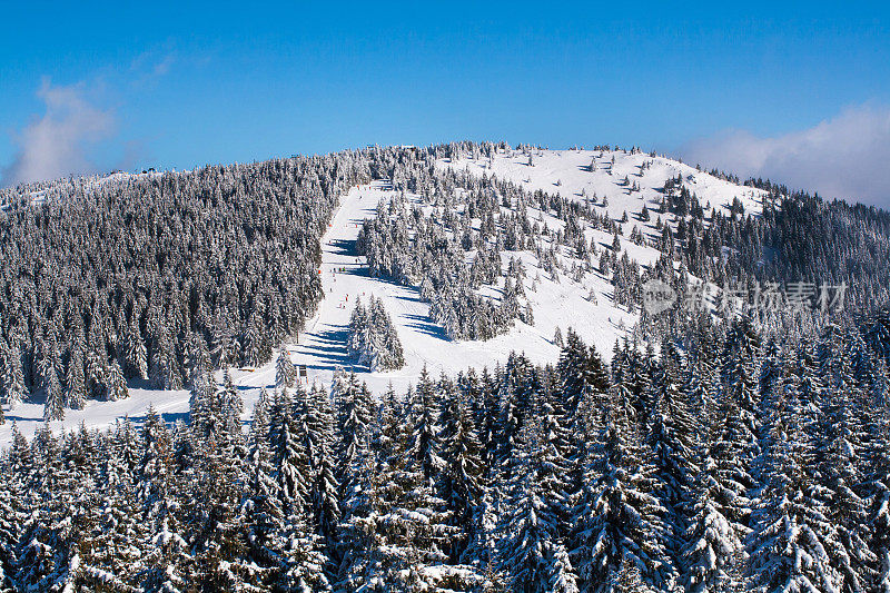 充满活力的空中全景滑雪胜地的斜坡，人们