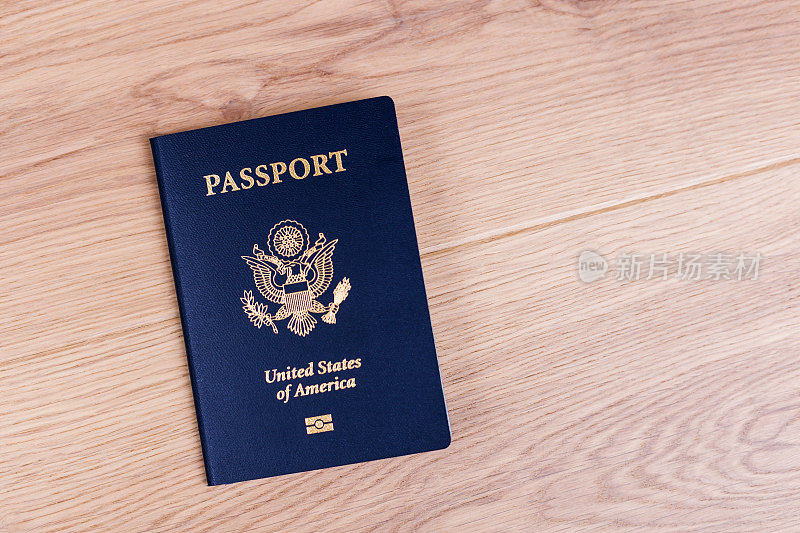 桌上的美国护照