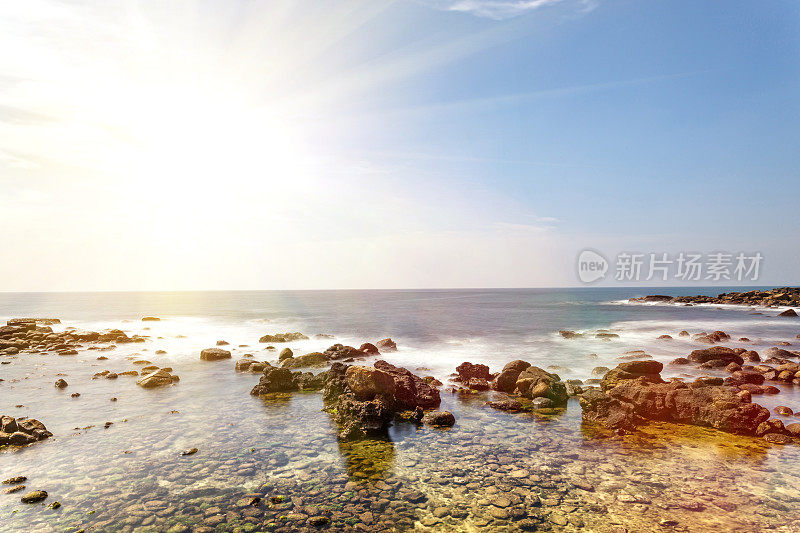 景观岩石海洋海滩。斯里兰卡。