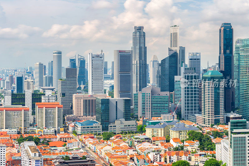 阳光灿烂的新加坡城，俯瞰天际线的商业大厦和金融区