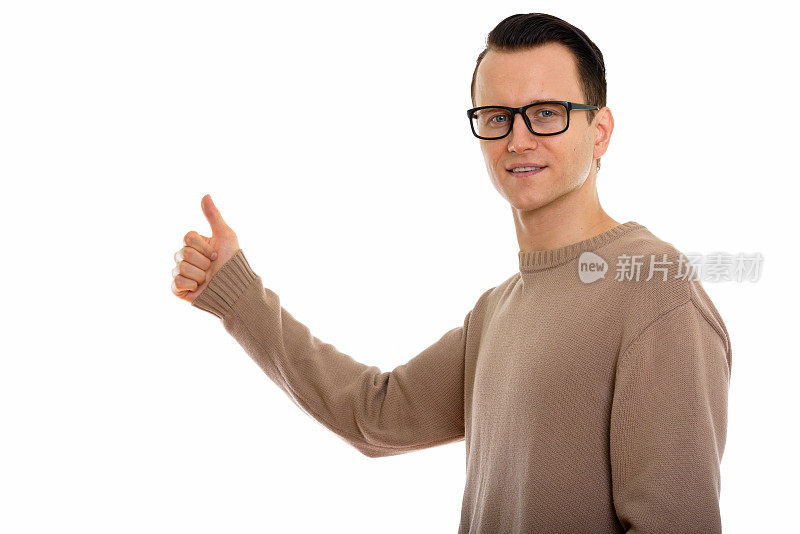 工作室拍摄的年轻快乐的男人微笑着竖起大拇指