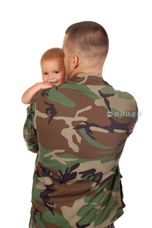 婴儿从军人父亲的肩膀上看过去