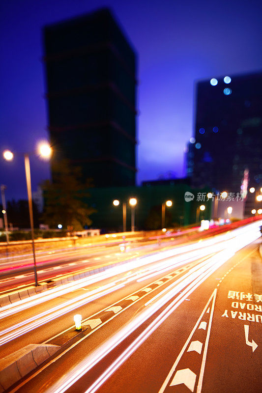 夜间有高速公路的城市，镜头倾斜效果