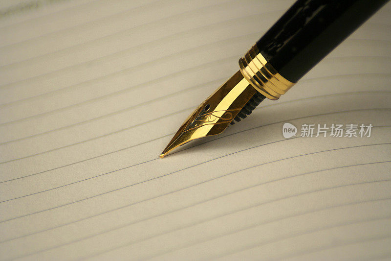 黑色的钢笔在纸上写字