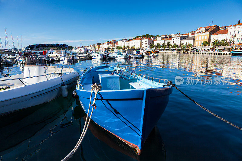 马里港口的船只Lošinj，克罗地亚