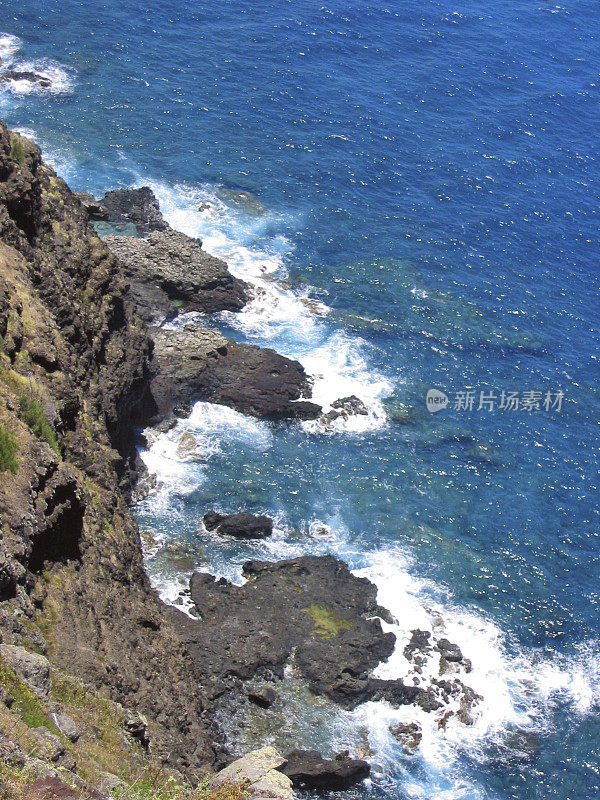 多岩石的海岸线