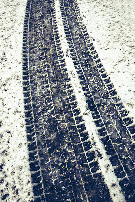 雪地上的轮胎印