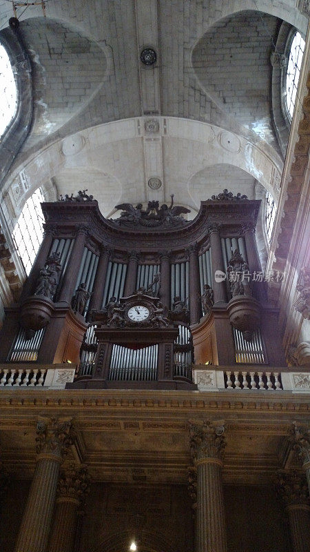 法国巴黎大教堂圣叙尔皮斯风琴的垂直视图