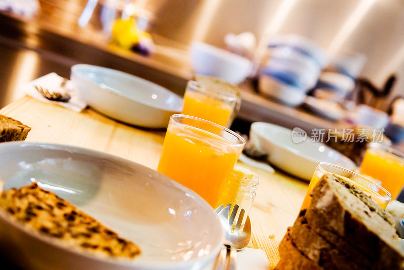 早餐桌，面包和橙汁
