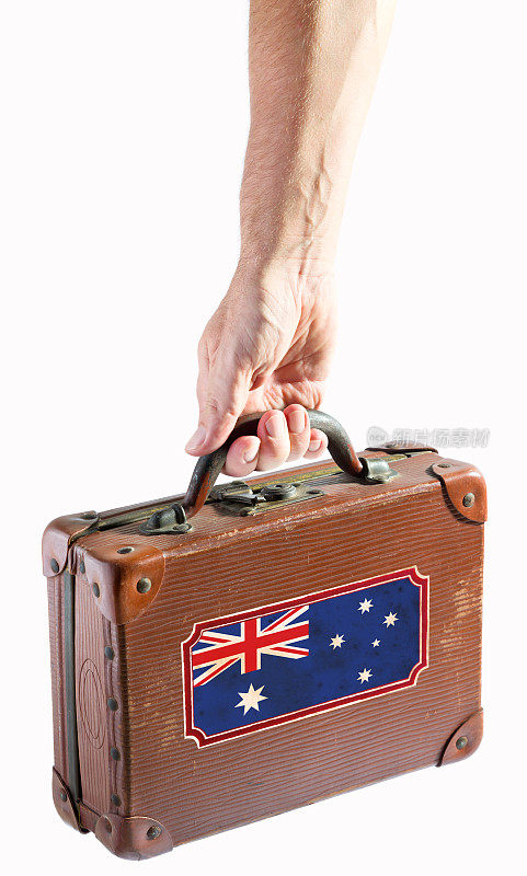 手拿澳洲国旗的古董皮箱