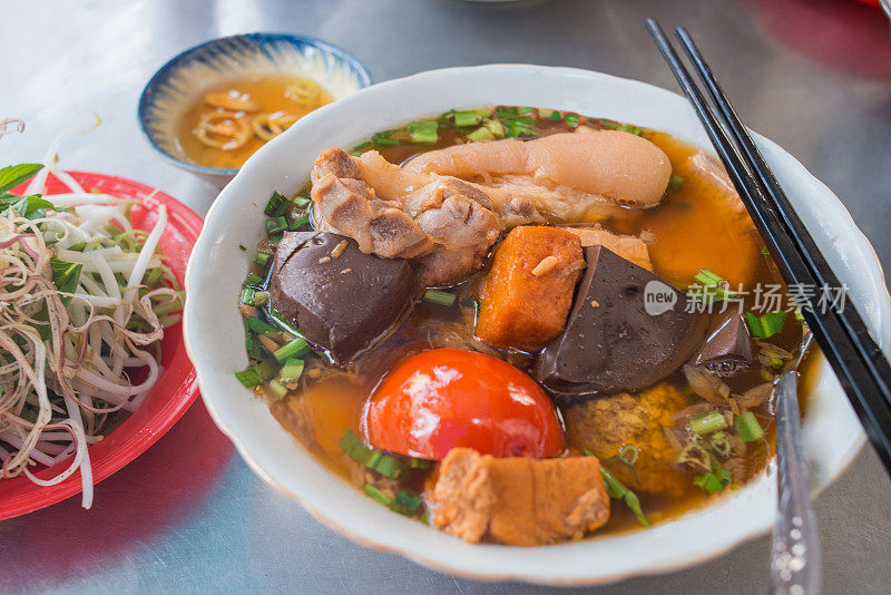 特写的美味越南面条汤猪肉和蔬菜。