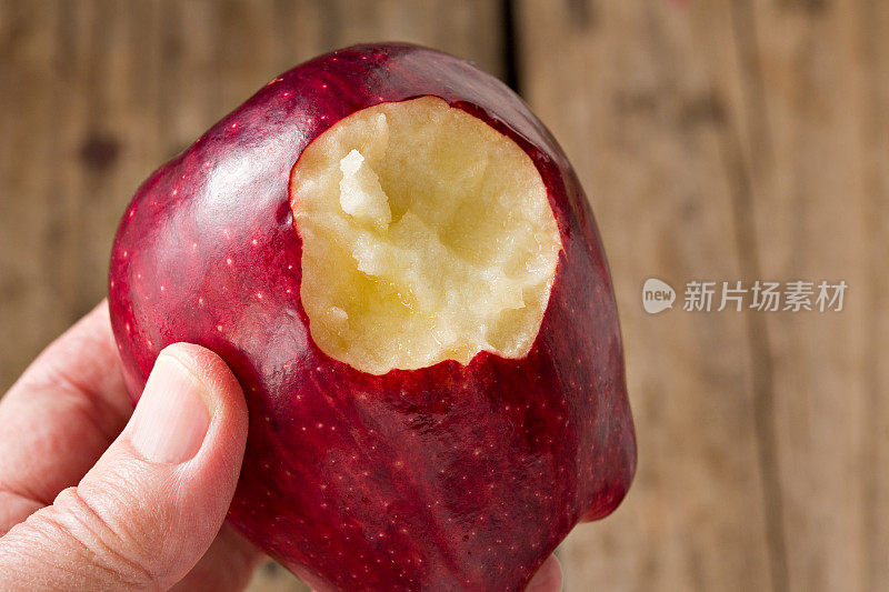 手里拿着一个没有咬痕的红苹果