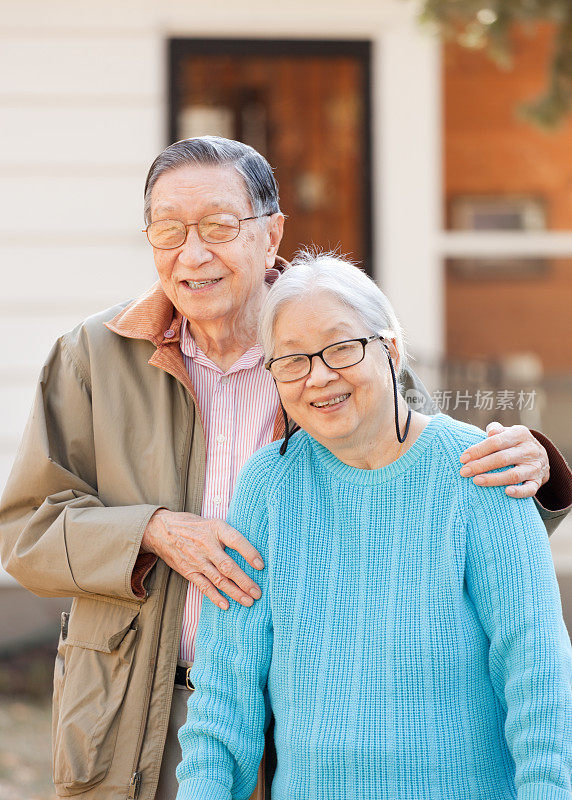 亚洲老年夫妇户外在他们的家