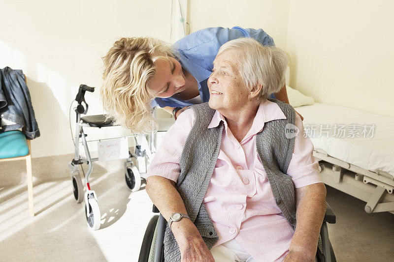坐轮椅的老年妇女，还有年轻善良的看护