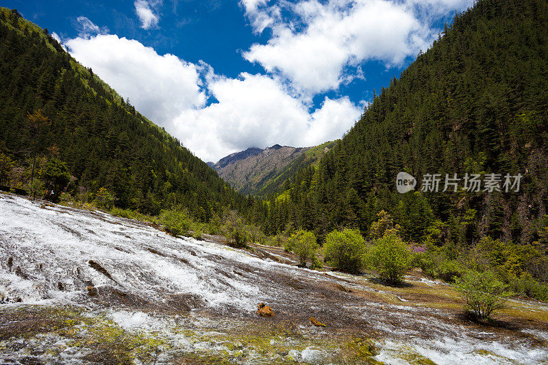 中国四川九寨沟的珍珠滩瀑布景观