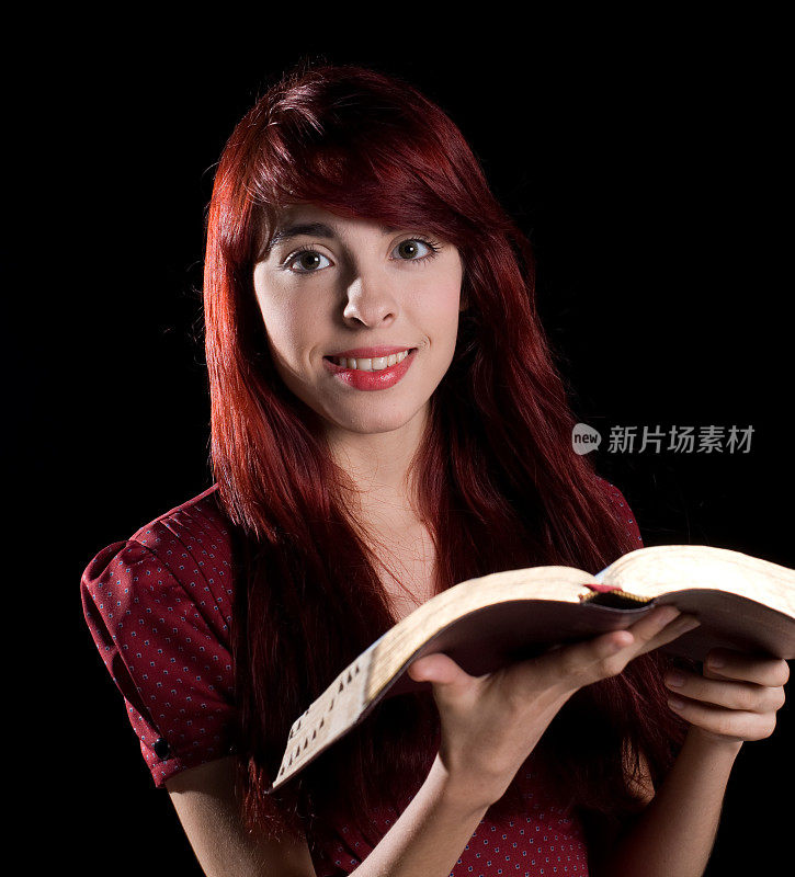 读圣经的少女